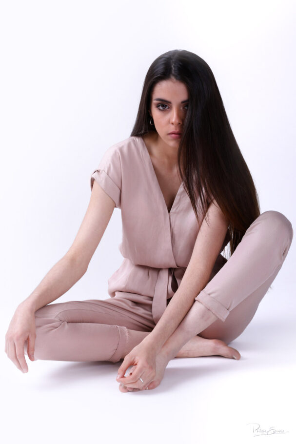 book agence fille assise