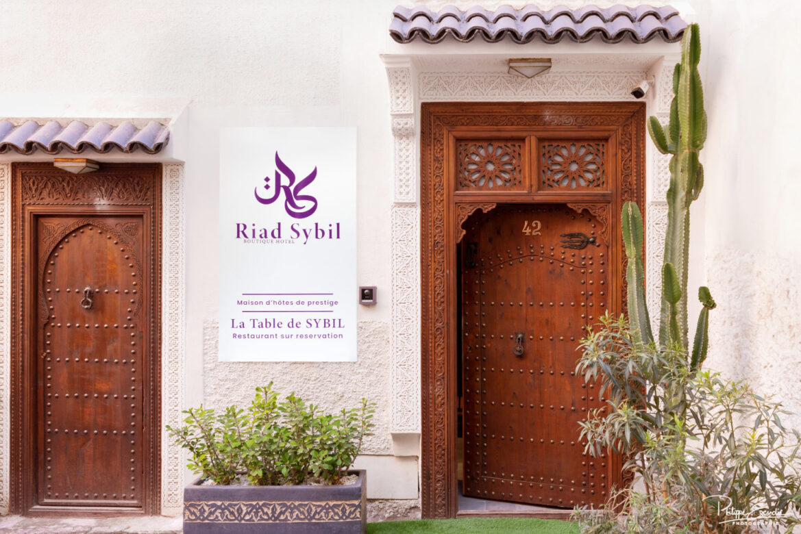 Deux portes anciennes orientales avec une pancarte entres les deux sur laquelle est inscrite Riad Sybil