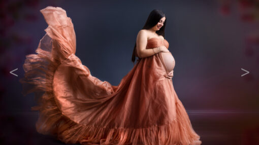 Femme enceinte de profil portant une longue robe ocre, au sourire radieux