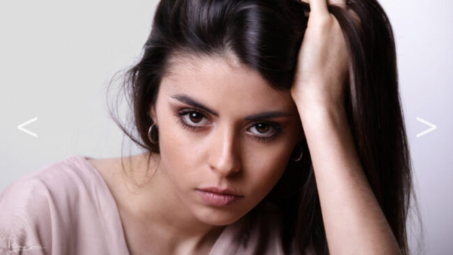 photo d'une mannequin les mains dans les cheveux