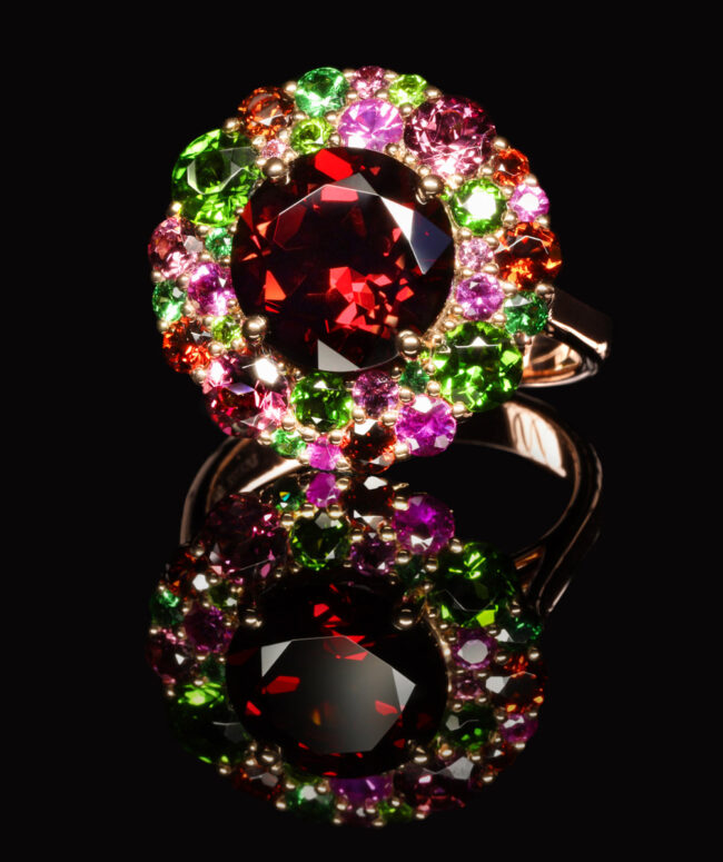 Une bague de luxe aux multiples reflets sur fond noir