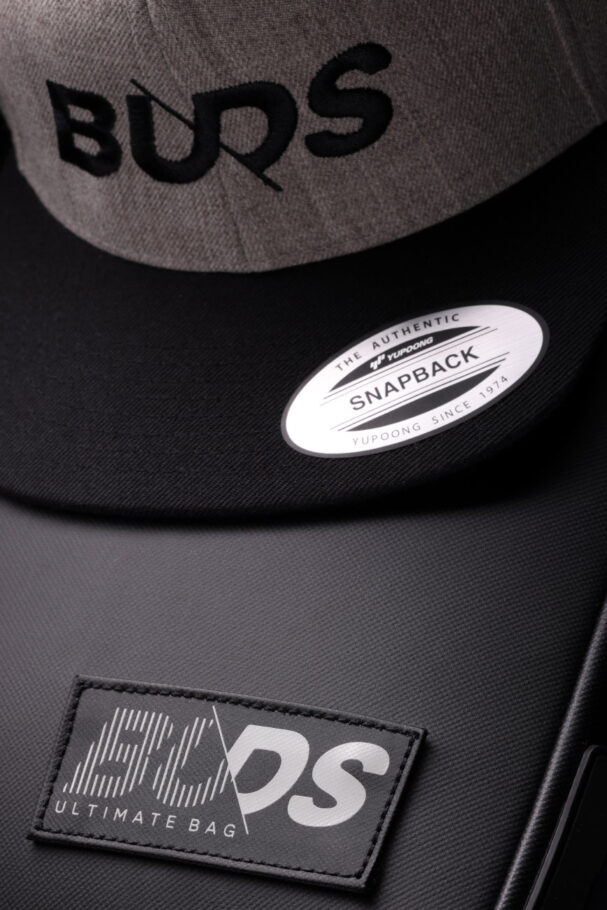 casquette blanche et noire de marque buds sur fond noir