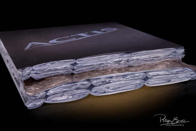 packshot produit d'un isolant avec la marque Actis isolation écrite dessus sur fond noir