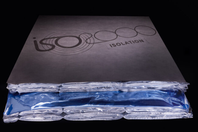 packshot produit d'un isolant avec la marque iso 2000 isolation écrite dessus sur fond noir
