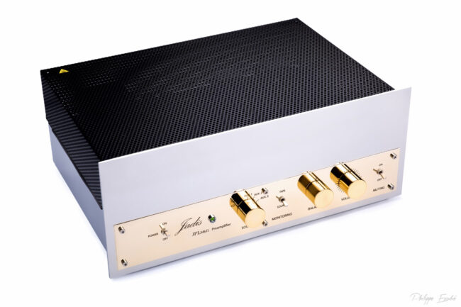 Amplificateur stéréo de marque jadis blanc et doré avec des finitions dorées, alliant élégance et performance audio.