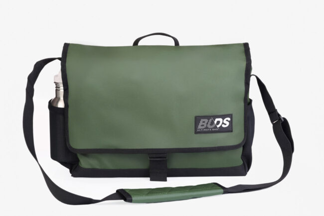 Sac de sport vert de marque buds sur fond blanc