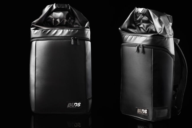 Deux sacs de sport de marque buds sur, fond noir