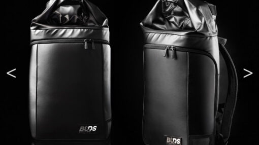 pack shot de deux sacs de sport en cuir noir sur fond noir