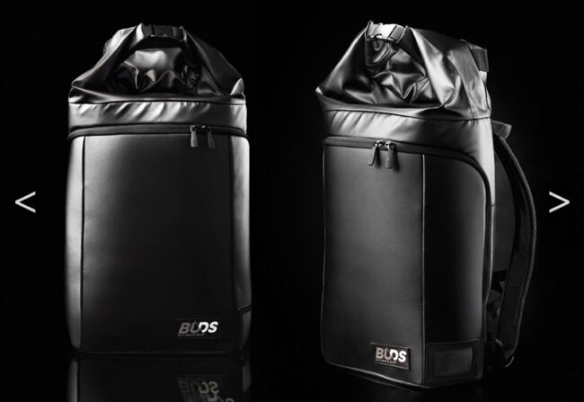 pack shot de deux sacs de sport en cuir noir sur fond noir