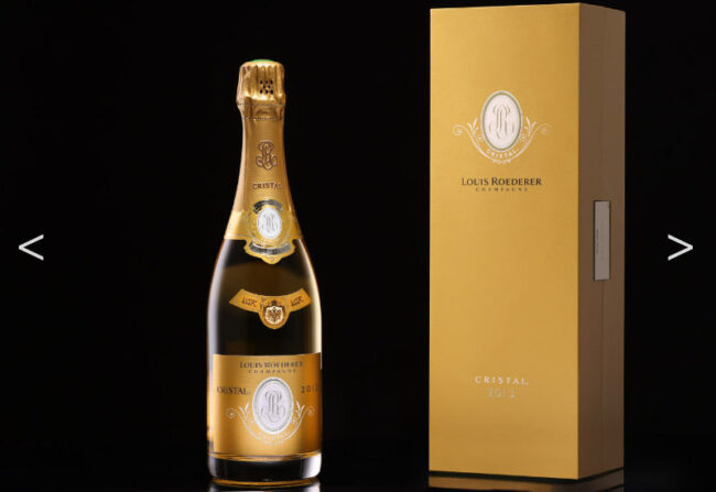 Une bouteille de champagne cristal élégante posée à côté de sa boîte décorative