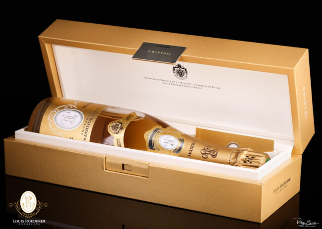 Une bouteille de champagne rangée dans son écrin d'emballage sur fond noir