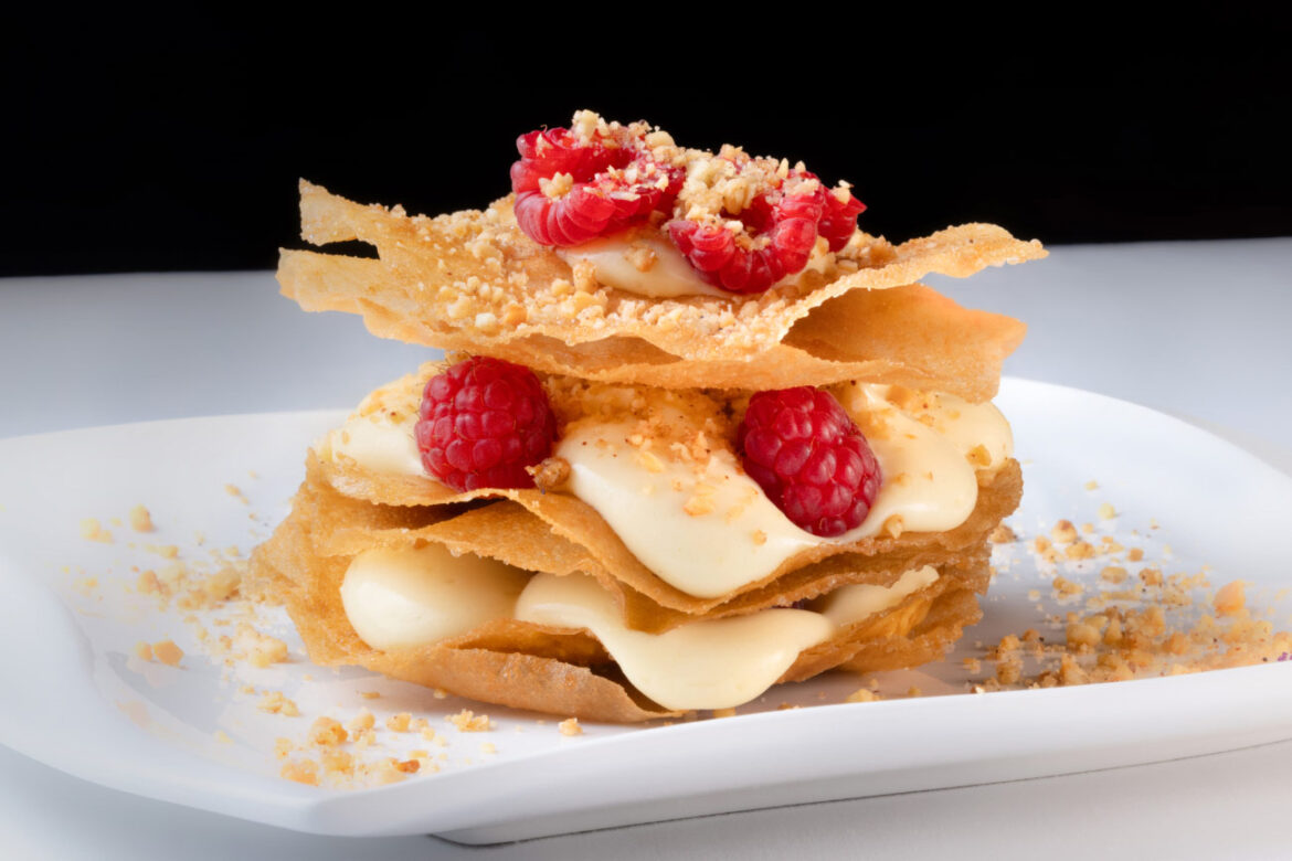 pastilla de fruit rouge dans une assiette blanche