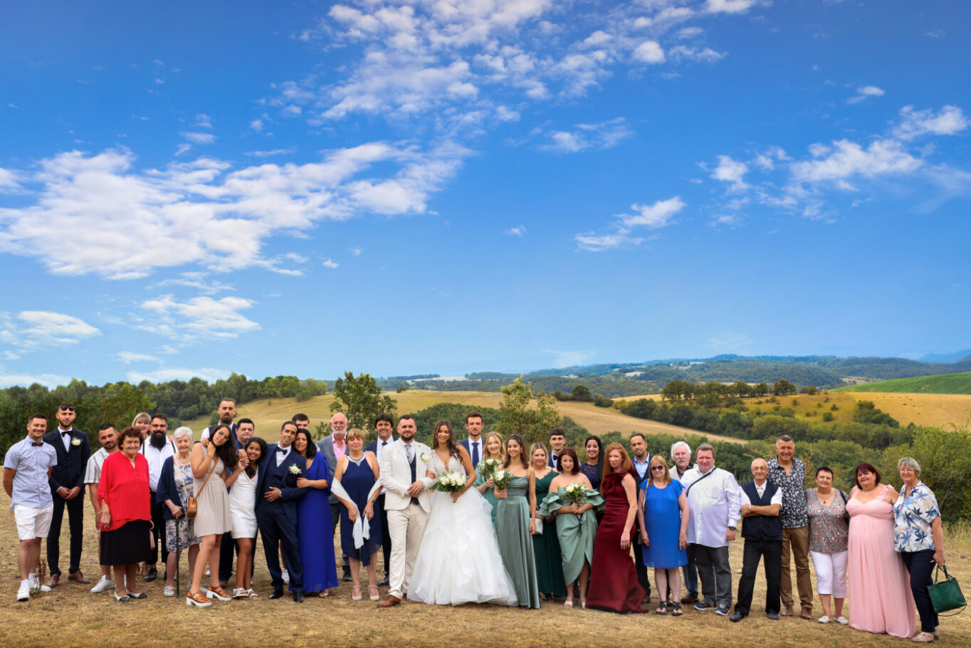 photo de mariage en famille avec un paysage montagneux en arrière plan