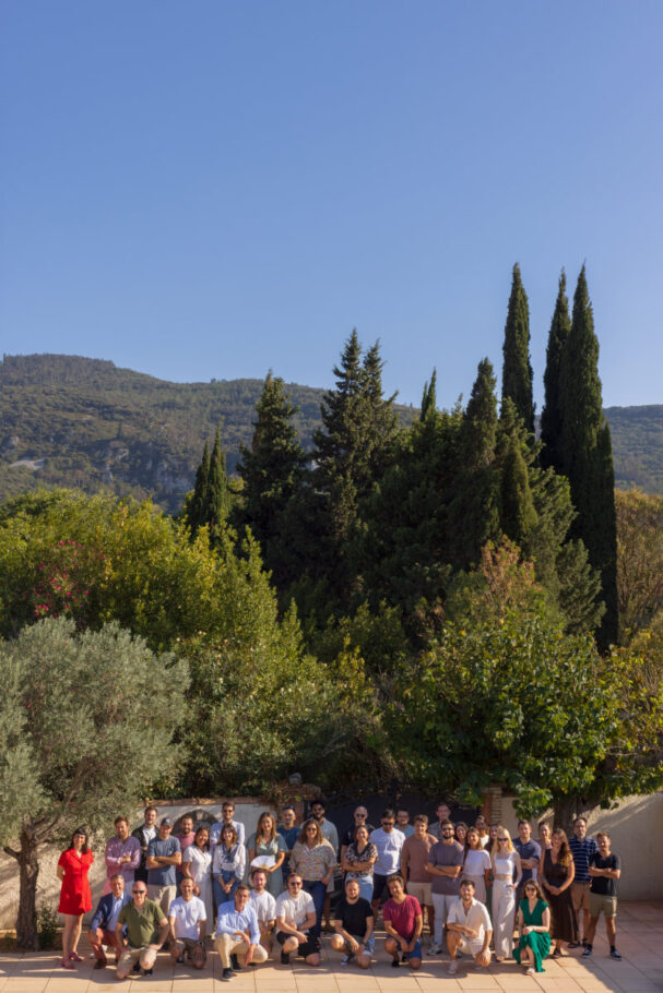 photo d'un groupe assis avec un magnifique paysage de montagne en arrière plan