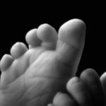 photo en noir et blanc d'un pied de bébé