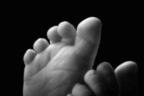 photo en noir et blanc d'un pied de bébé