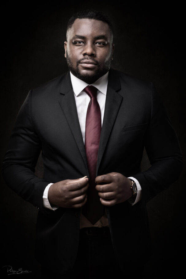 Portrait d'un homme en costard cravate fermant sa veste