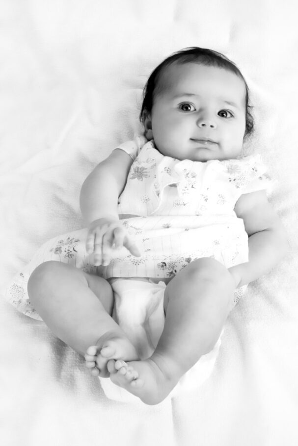 Photo noir et blanc d'un bébé vu dessus