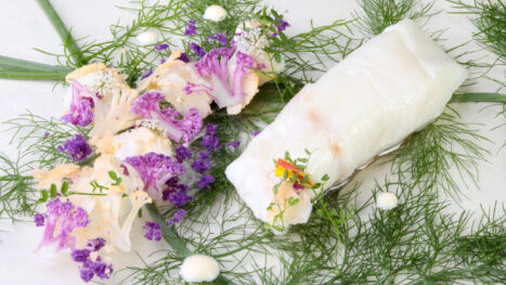 Entrée culinaire aux teintes mauve et crème décorée de fenouil