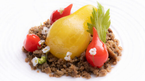 Une assiette blanche garnie de fruits colorés et de légumes frais, présentée de manière appétissante