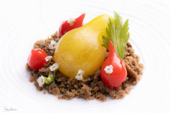 Une assiette blanche garnie de fruits colorés et de légumes frais, présentée de manière appétissante