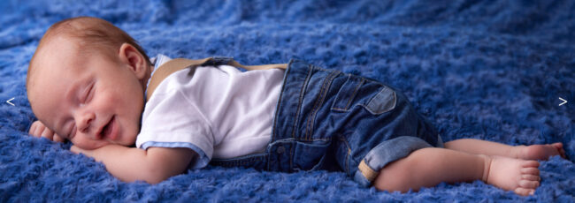 un bébé allongé sur une couverture bleue