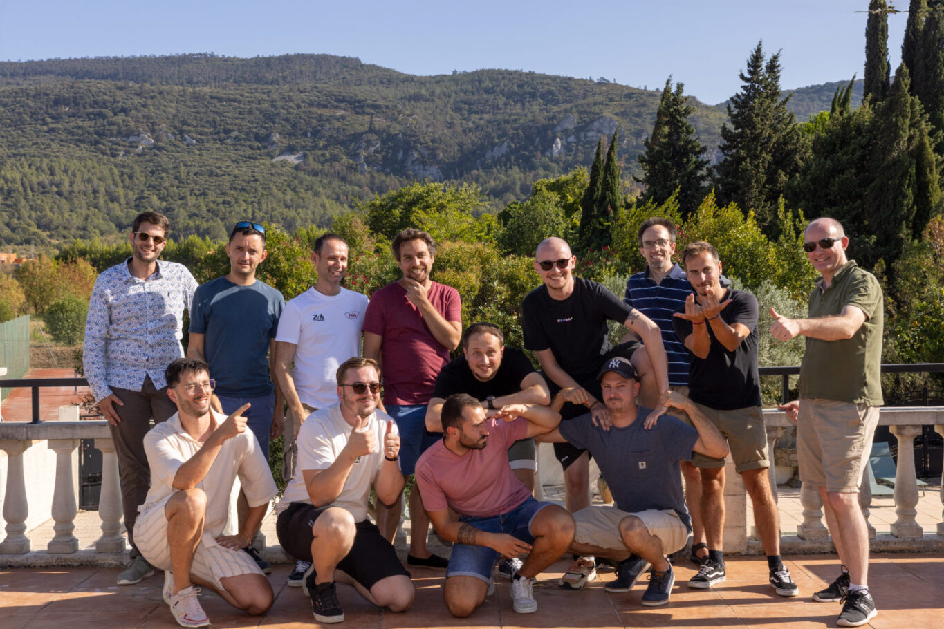 photo de groupe avec un paysage de montagne en arrière plan