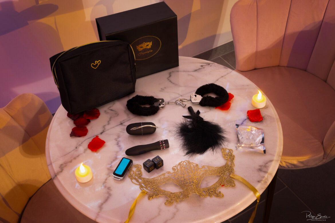 Kit d’accessoires romantiques et coquins sur table en marbre