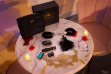 Kit d’accessoires romantiques et coquins sur table en marbre