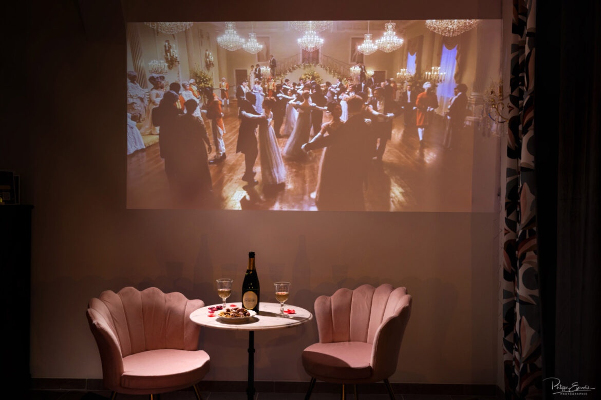 Coin apéritif romantique avec champagne, gourmandises et projection de film dans une love room