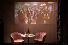 Coin apéritif romantique avec champagne, gourmandises et projection de film dans une love room