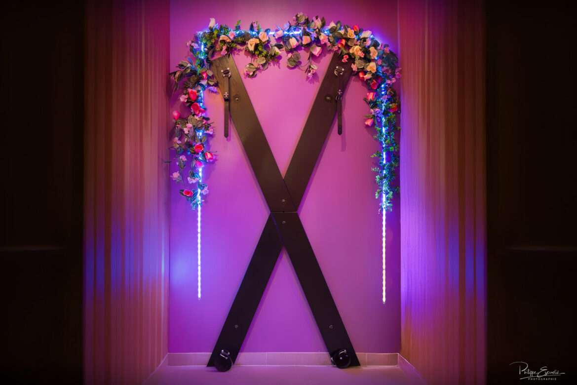 Croix de Saint-André décorée de fleurs et éclairage LED atmosphère love room