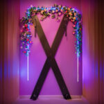 Croix de Saint-André décorée de fleurs et éclairage LED atmosphère love room
