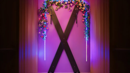 Croix de Saint-André décorée de fleurs et éclairage LED atmosphère love room