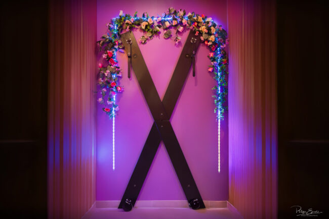 Croix de Saint-André décorée de fleurs et éclairage LED atmosphère love room