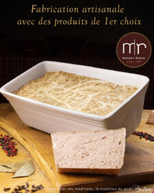 Terrine artisanale de pâté de foie présentée dans un plat en céramique