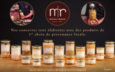 Assortiment de conserves artisanales en bocaux de verre, pâtés et plats cuisinés photographiés à Carcassonne. Deux médaillons au dessus des conserves montrent la mise en bocal du cassoulet.