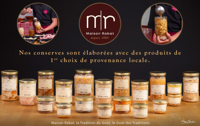 Maison Rabat, Photos + affiches + panneaux = communication gagnante 11 Assortiment de conserves artisanales en bocaux de verre, pâtés et plats cuisinés photographiés à Carcassonne. Deux médaillons au dessus des conserves montrent la mise en bocal du cassoulet.
