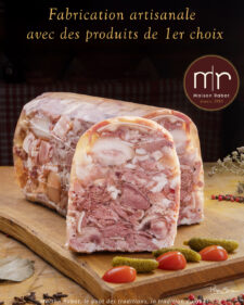 Bloc de pâté de tête artisanal tranché, présenté avec cornichons et tomates cerises