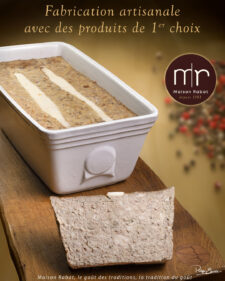 Terrine de pâté de campagne maison, tranchée sur une planche en bois