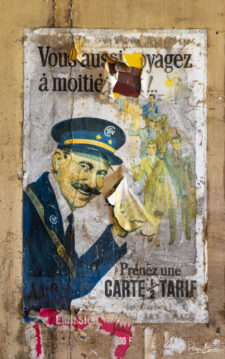 Ancienne affiche SNCF avec contrôleur en uniforme faisant signe.