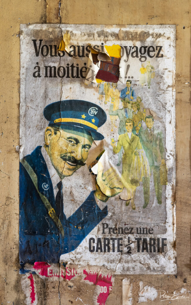 Ancienne affiche SNCF avec contrôleur en uniforme faisant signe.