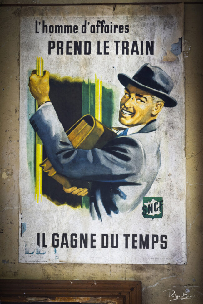 Vieille affiche SNCF montrant un homme d’affaires montant dans un train.