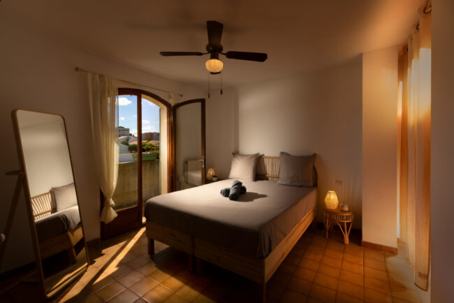 Focus sur Rémi Alba, Conciergerie "OC Keys" 3 Chambre lumineuse avec lit double, miroir en pied et balcon donnant sur l’extérieur