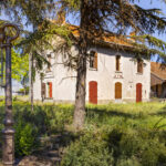 Ancienne gare et citerne à eau en métal dans la végétation