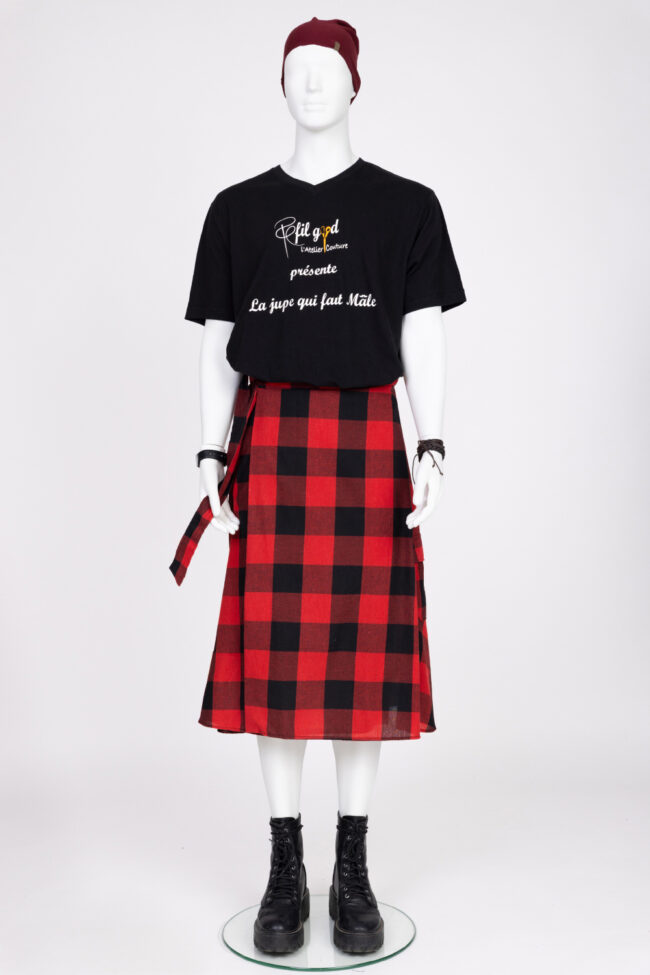 Vanessa, la fille qui glisse ses mains sous les Jupes des Hommes 7 Mannequin en studio de face portant jupe homme à carreaux rouges et noirs avec t-shirt noir, mode masculine alternative