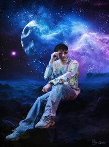 Portrait compositing d’un jeune homme assis dans un décor spatial avec planète et nébuleuse en arrière-plan, création visuelle signée Philippe Escudié