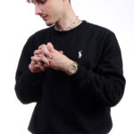 Portrait clair et épuré d’un homme en sweat noir sur fond blanc, réalisé en lumière naturelle