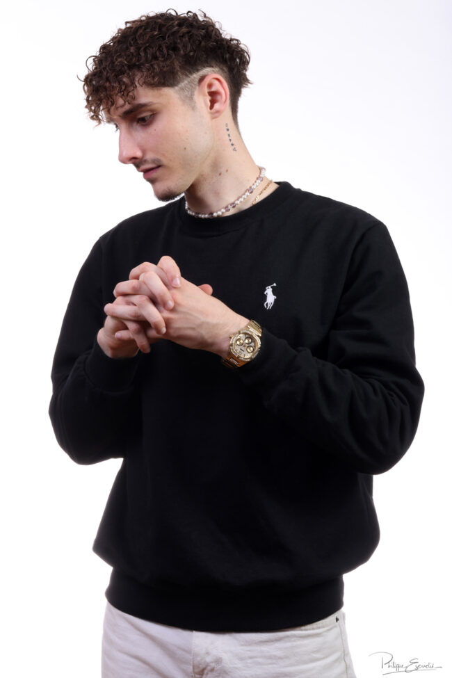 Portrait clair et épuré d’un homme en sweat noir sur fond blanc, réalisé en lumière naturelle