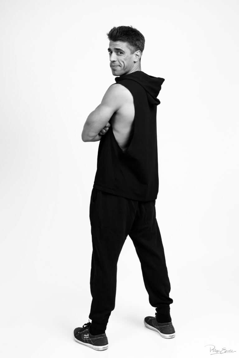 Description : Portrait noir et blanc d’un homme se retournant vers l’objectif avec une Portrait noir et blanc d’un homme se retournant vers l’objectif avec une attitude décontractée.